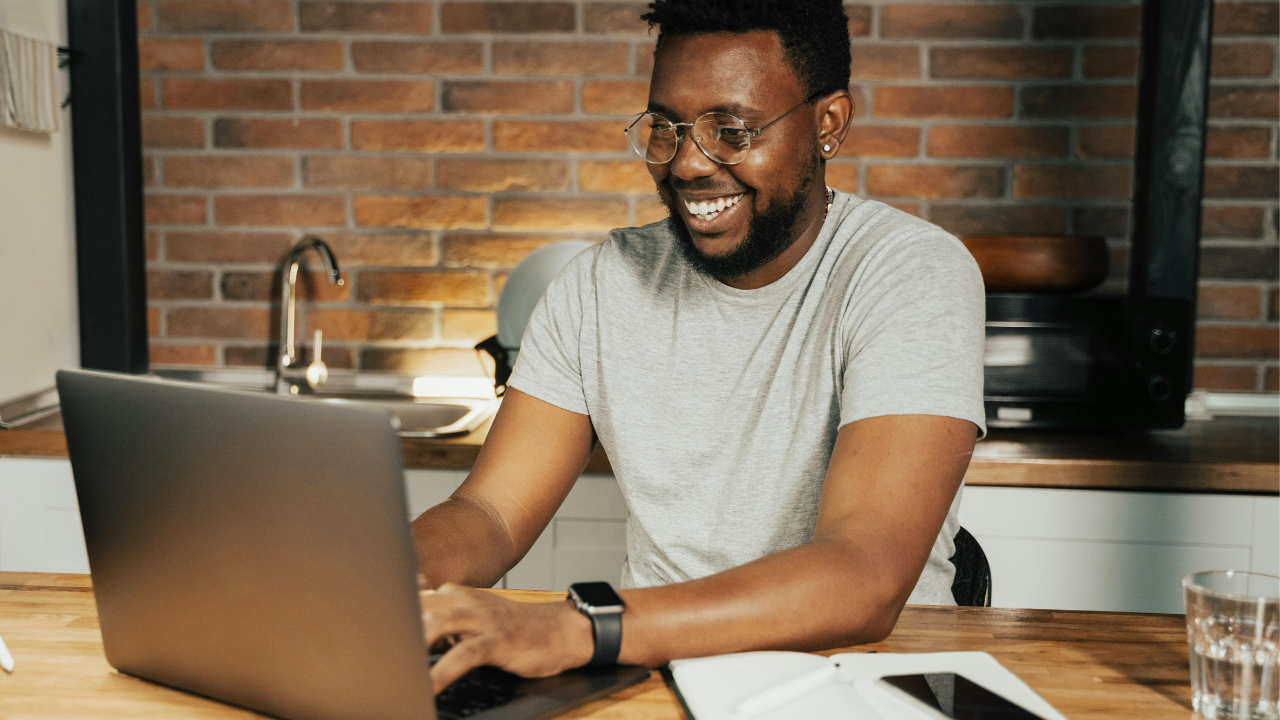 A man working remotely who have no experience and earning more that 100k yearly